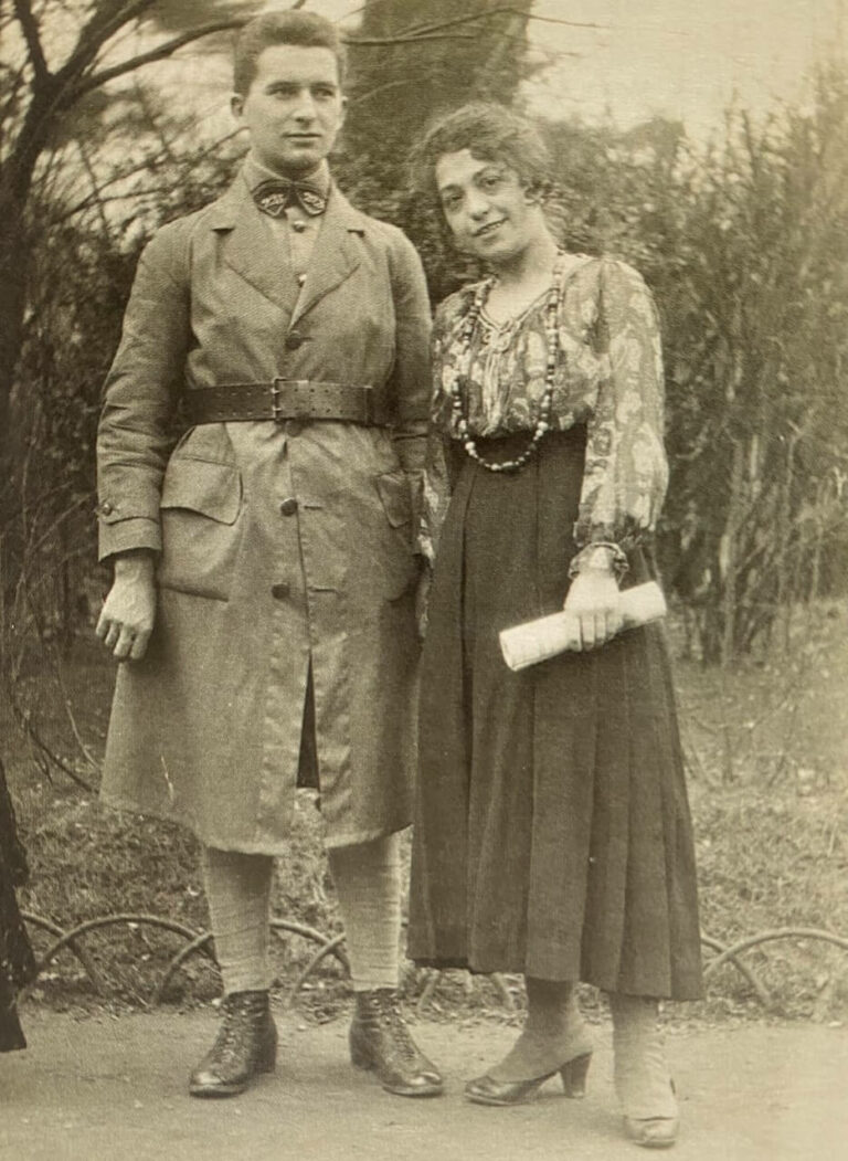 Denise et René Rimbert au jardin du Luxembourg, Paris, 1918