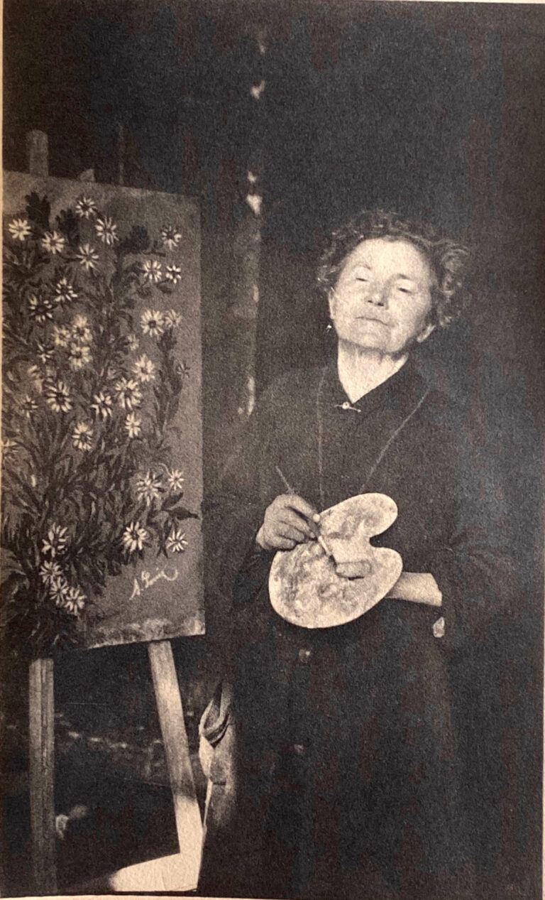 Séraphine posant devant son tableau Fleurs ou Fantaisie, circa 1926-1927 Exposition d'Art, Hôtel de Ville de Senlis, 1927