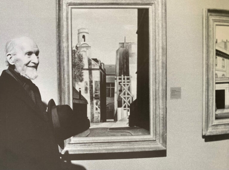 René Rimbert devant ses peintures au vernissage de l'exposition "Les réalismes en peinture 1919-1939"Musée Georges Pompidou, Paris, 16 décembre 1980