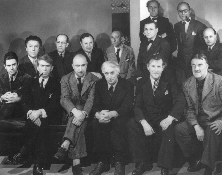 Artistes en exil, New York, 1942 - La Voix de l'AmériqueDebout de gauche à droite : Breton, Mondrian, Masson, Ozenfant, LipchitzAssis de gauche à droite : Matta, Zadkine, Tanguy, Ernst, Chagall, Léger