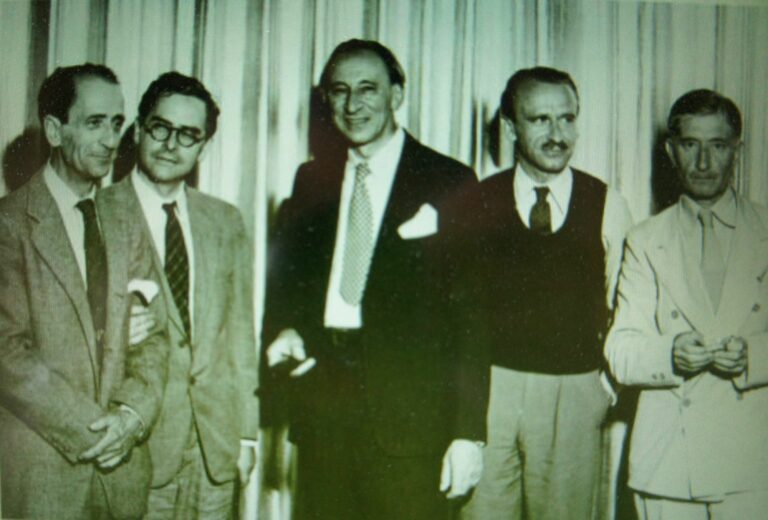 Black Mountain College, Caroline du Nord, 1944, de gauche à droite : Joseph de Creeft, Jean Charlot, Amédée Ozenfant, Bernard Rudolfsky, Josef Albers