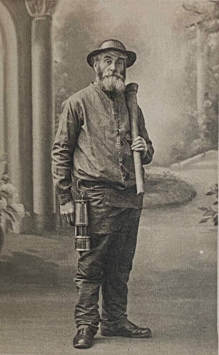Lesage posant en tenue de mineur, circa 1925© Appourchaux