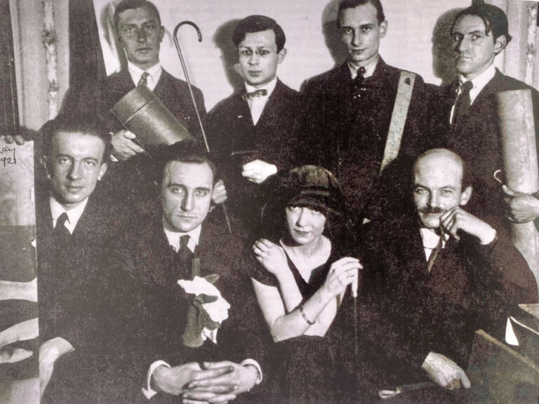 Photo réalisée par Man Ray, 1921, ParisDebout: Tristan Tzara, Serge CharchouneAu premier rang:  Eluard, Soupault, Ribemont-Desseignes