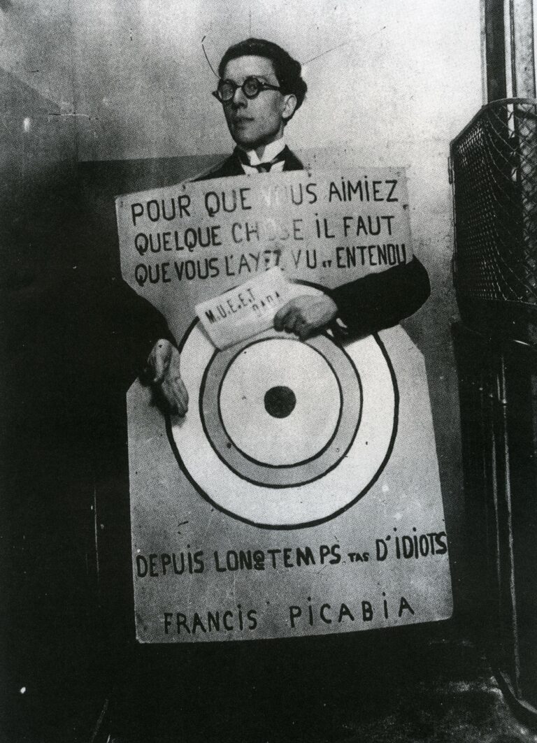 André Breton au festival dada, portant la cible dessinée par Picabia, 1920