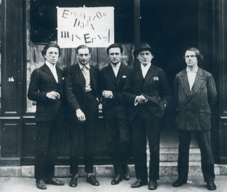 Librairie Galerie "Au sans pareil", 1921, Exposition dada Max Ernst, Serge Charchoune à droite de la photographie